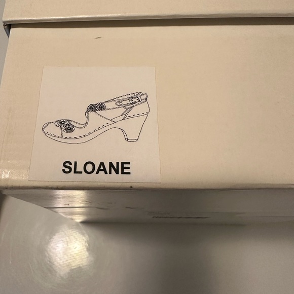 Anthropologie Sloane Flower Appliqué Clogs. Size 8. 3” Heels. Never worn. - Picture 11 of 11